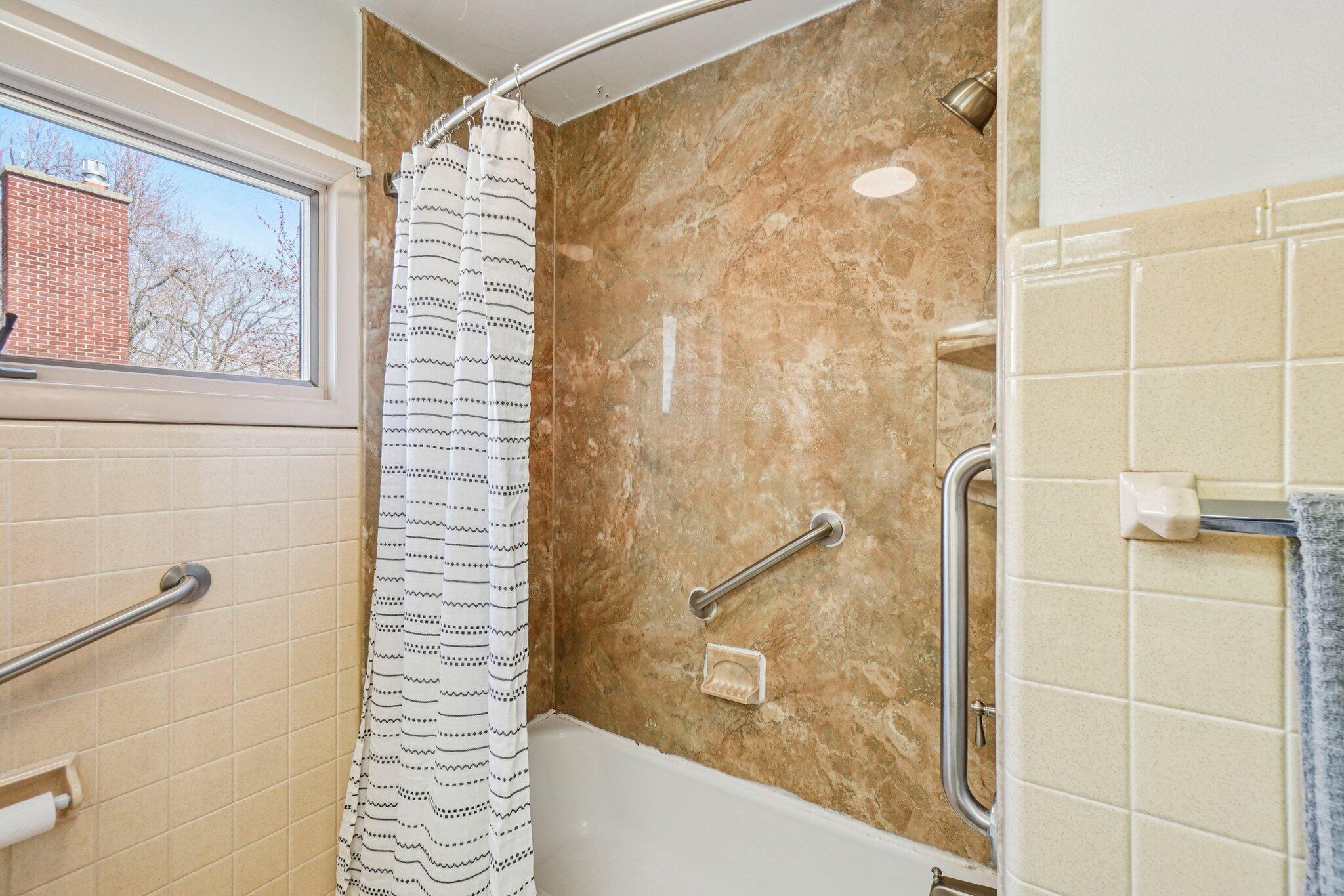 682 Budlong Street Adrian, MI 49221 - Photo 15 of 33 16-web-or-mls-Budlong St-S3103-016