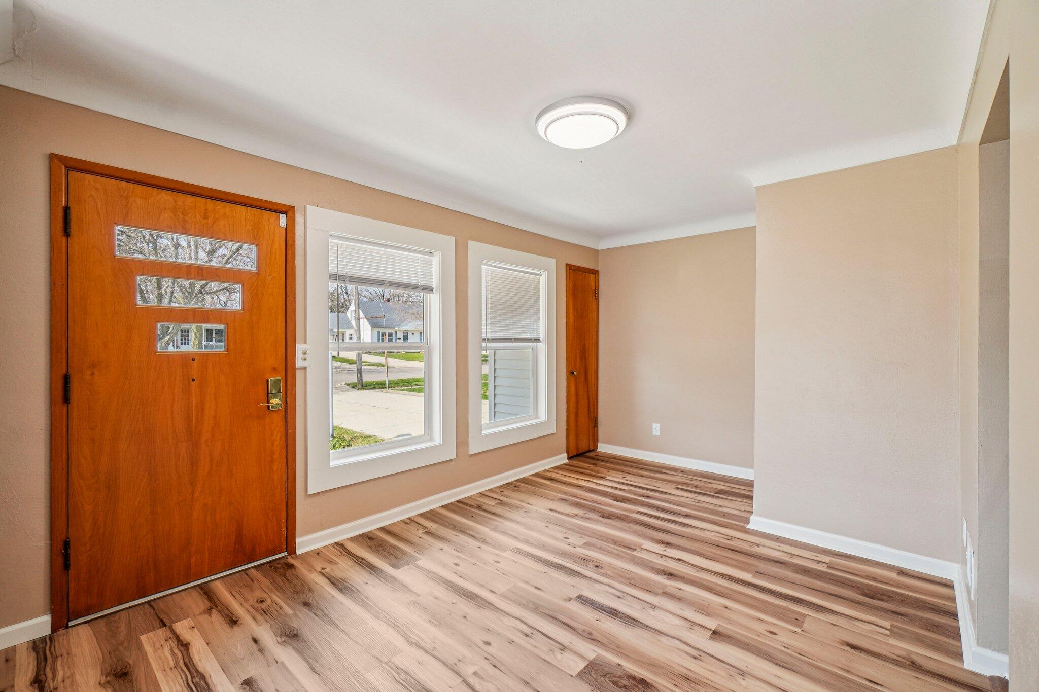 682 Budlong Street Adrian, MI 49221 - Photo 4 of 33 4-web-or-mls-Budlong St-S3103-004