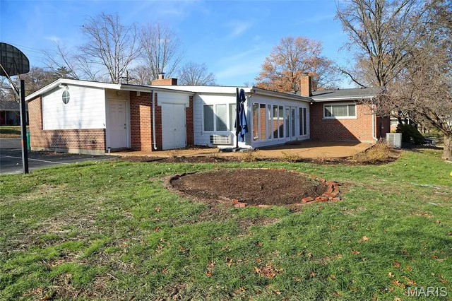 $579,000 | 500 Beaucaire Drive, Warson Woods, MO 63122