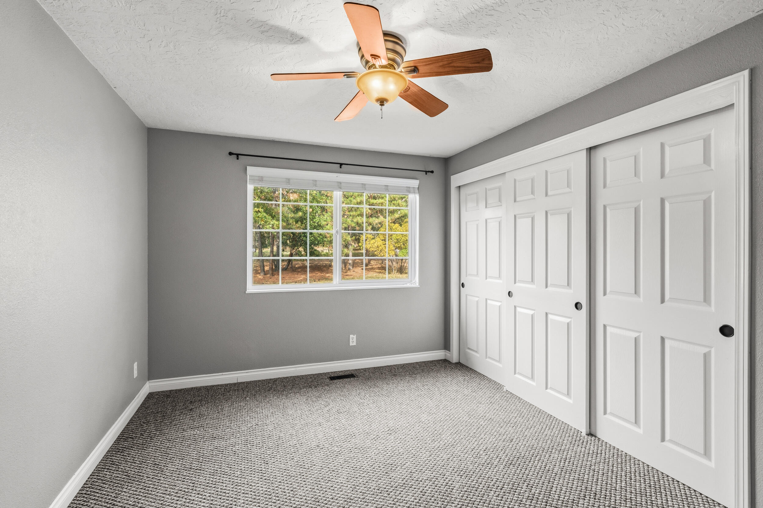 348 Ridgewood Drive Jacksonville, OR 97530 - Photo 20 of 55 Bedroom