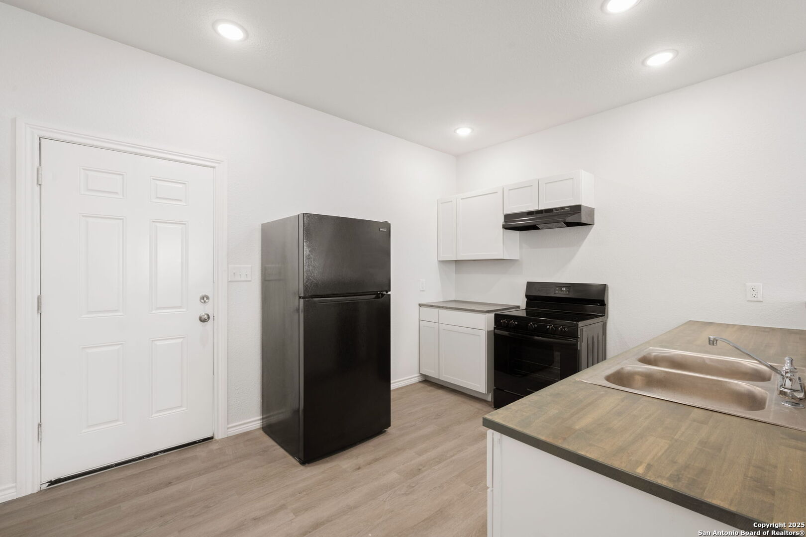 8719 Wurzbach Road, Unit 201 San Antonio, TX 78240 - Photo 5 of 17