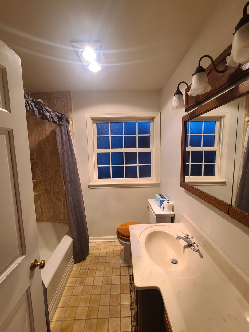 630 Greenview Road Itasca, IL 60143 - Photo 10 of 15 a bathroom with a sink and a tub