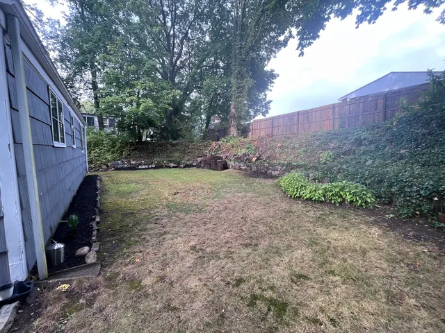 a view of a backyard