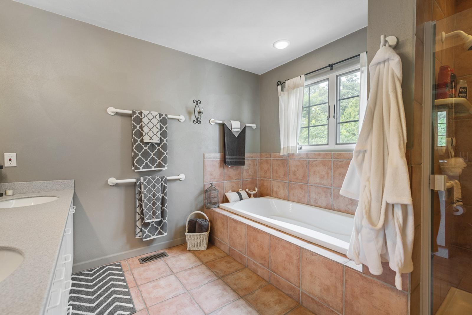 1511 West Demeter Drive Freeport, IL 61032 - Photo 43 of 78 a bathroom with a bathtub and toilet