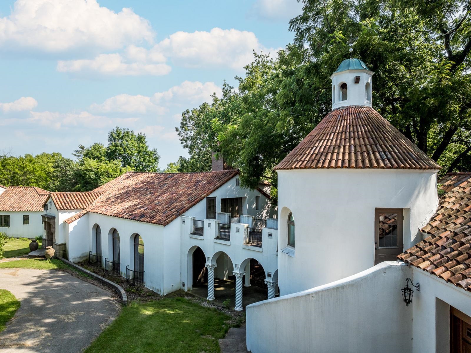 1511 West Demeter Drive Freeport, IL 61032 - Photo 5 of 78 a view of a house with a yard