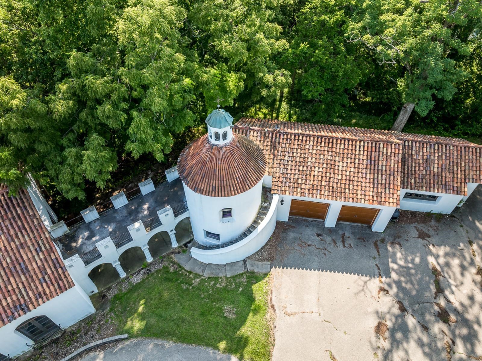 1511 West Demeter Drive Freeport, IL 61032 - Photo 73 of 78 a view of a chair and table in the patio