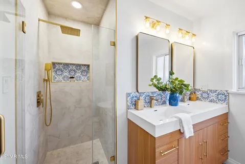 $999,000 | 16421 Haynes Street, Lake Balboa, CA 91406