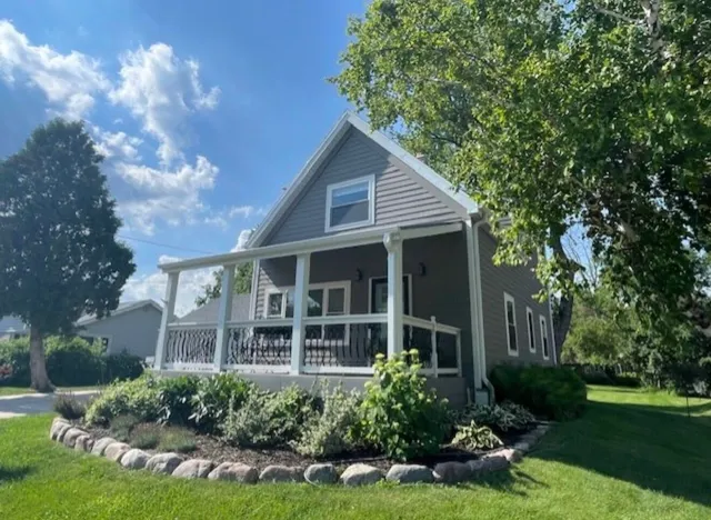 $2,800 | 402 East Calumet Road, Fox Point, WI 53217