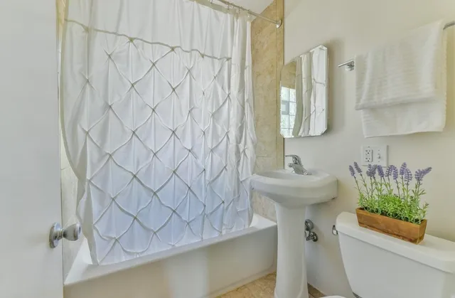 $2,800 | 402 East Calumet Road, Fox Point, WI 53217