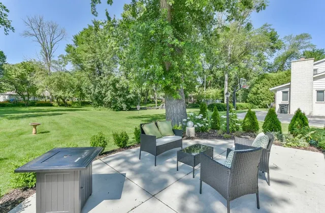 $2,800 | 402 East Calumet Road, Fox Point, WI 53217