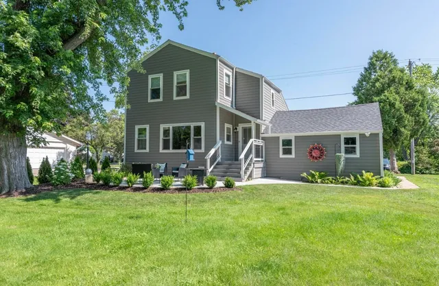 $2,800 | 402 East Calumet Road, Fox Point, WI 53217