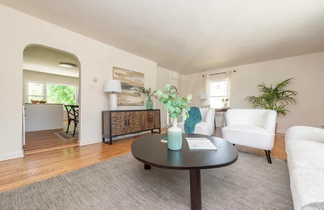 $2,800 | 402 East Calumet Road, Fox Point, WI 53217