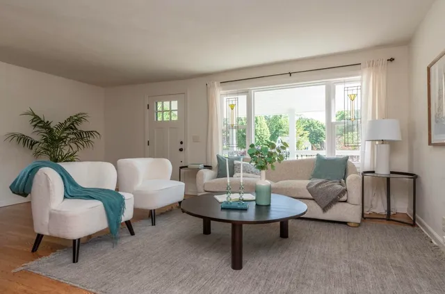 $2,800 | 402 East Calumet Road, Fox Point, WI 53217