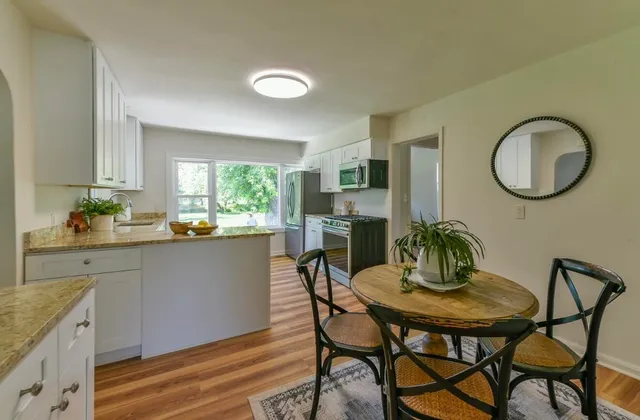 $2,800 | 402 East Calumet Road, Fox Point, WI 53217