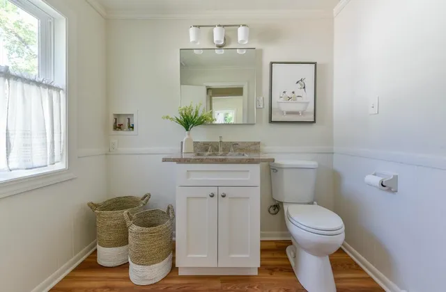 $2,800 | 402 East Calumet Road, Fox Point, WI 53217