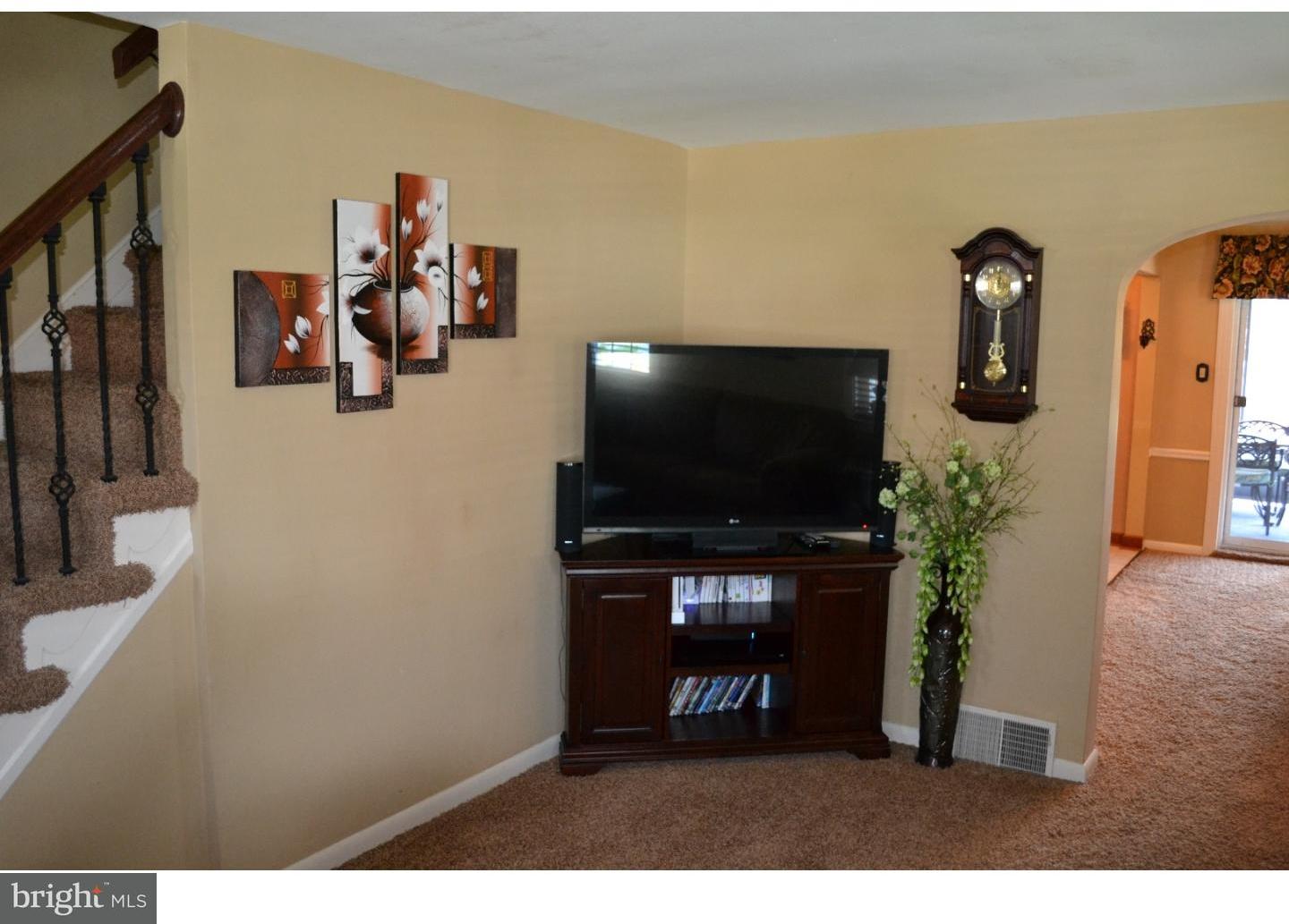 537 Perry Street Ridley Park, PA 19078 - Photo 3 of 25 Living Room