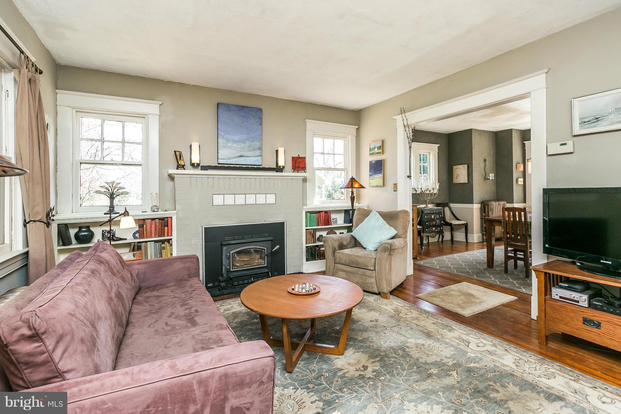 2223 Crest Road Baltimore, MD 21209 - Photo 6 of 28 Living Room