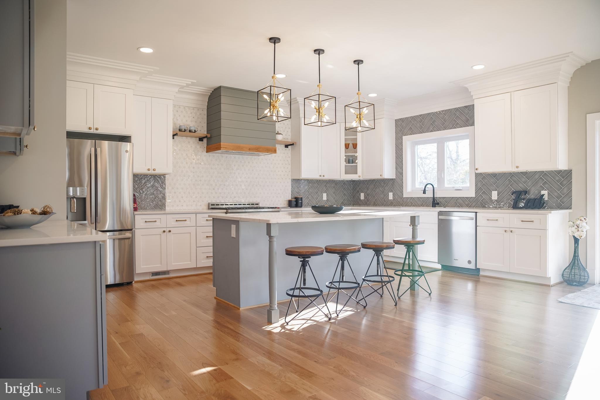 6937 Oak Ridge Road Falls Church, VA 22042 - Photo 23 of 73 Custom Cabinets