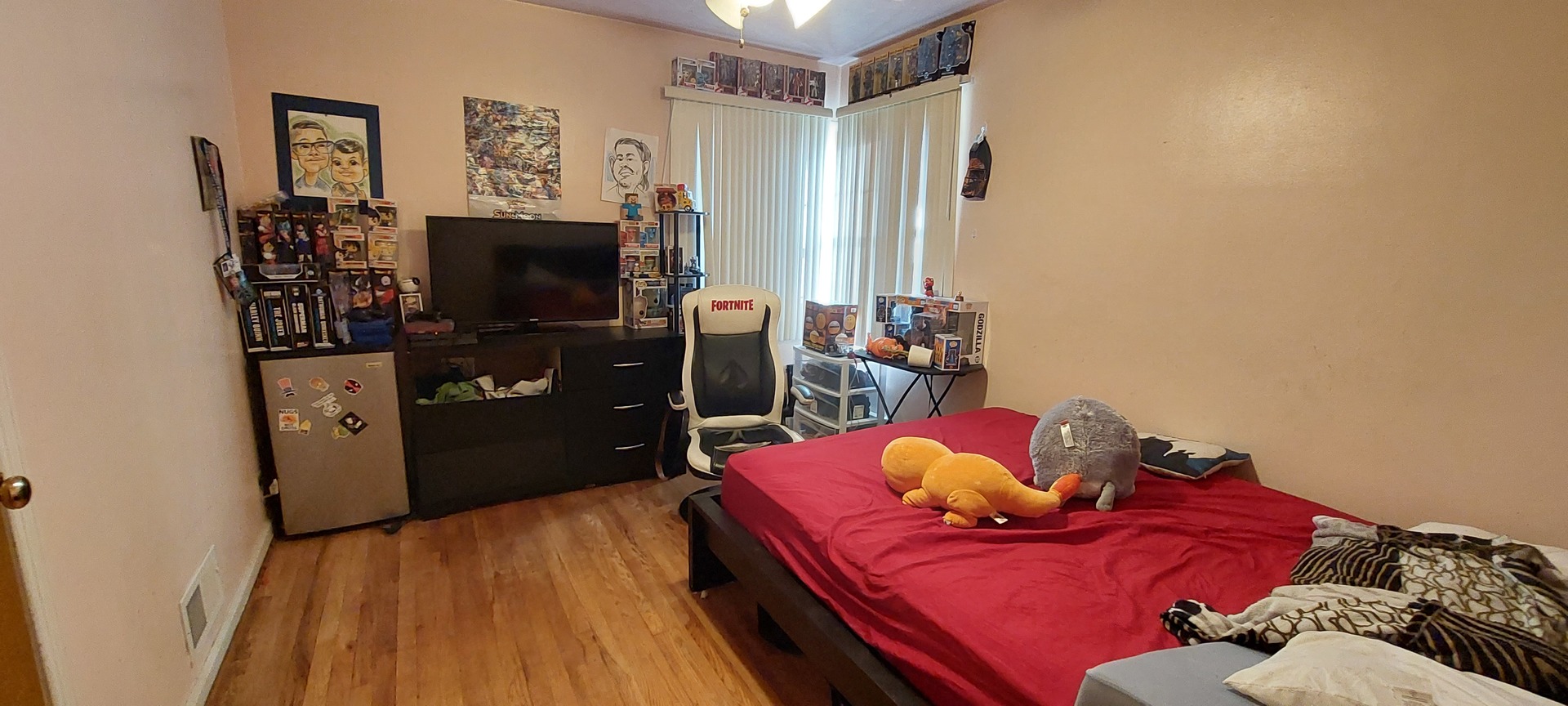 554 South Craig Place Lombard, IL 60148 - Photo 8 of 14 a living room with furniture and a flat screen tv