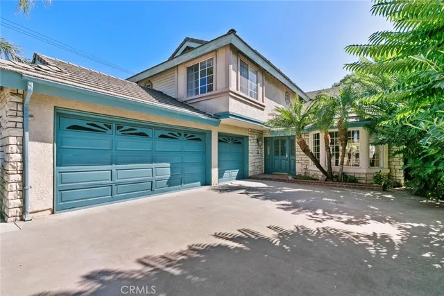 a view of a house with a yard and garage
