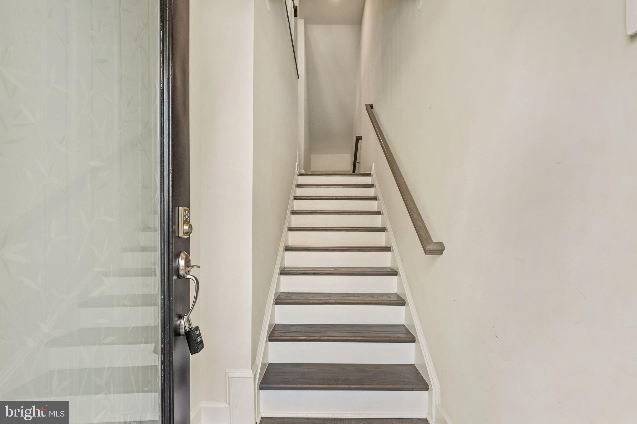 9913 Hopkins Loop Manassas, VA 20110 - Photo 4 of 33