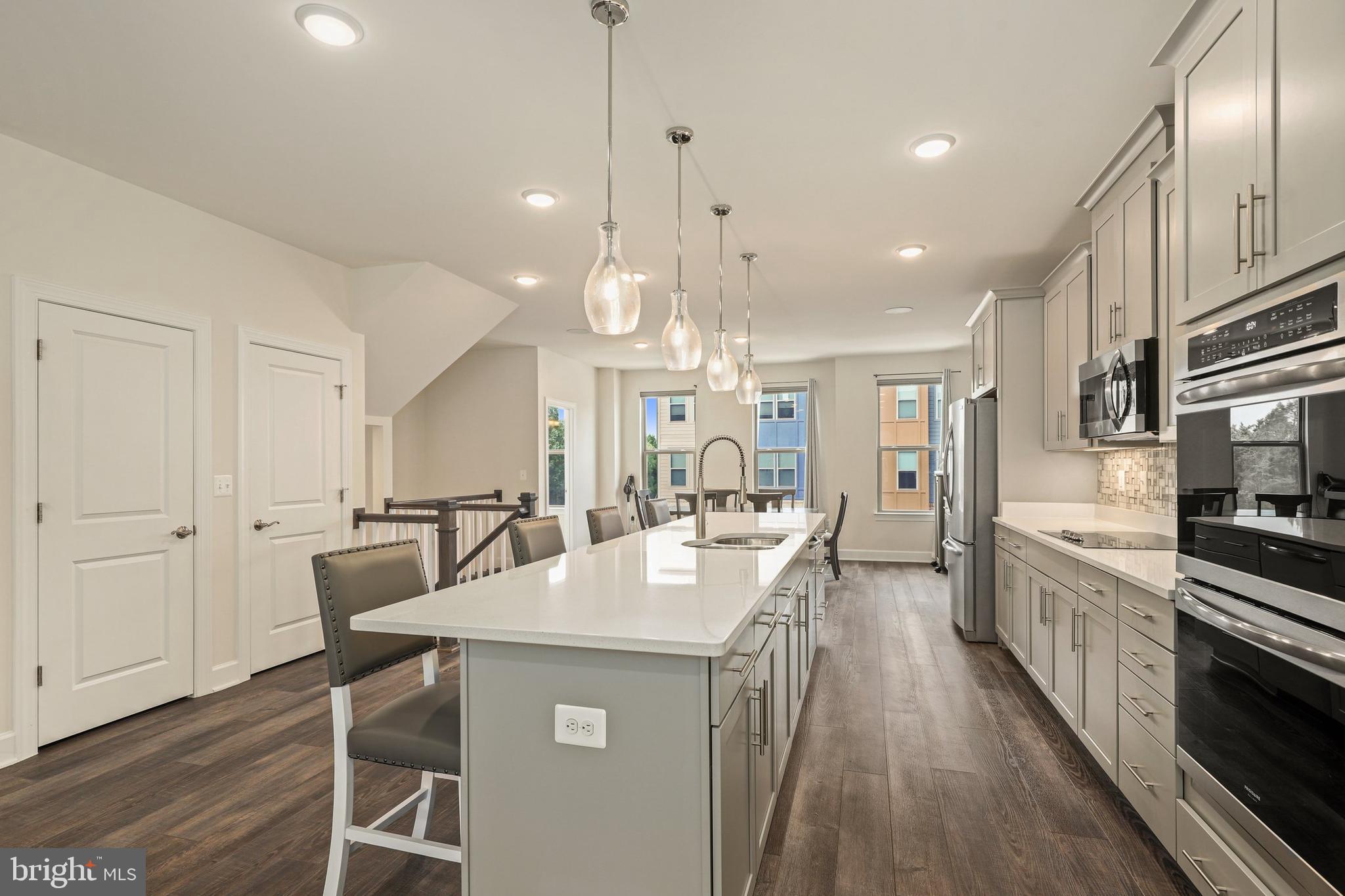 9913 Hopkins Loop Manassas, VA 20110 - Photo 5 of 33