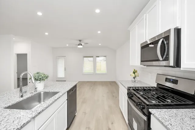 $2,300 | 13106 Tuscany Creek, Fresno, TX 77545