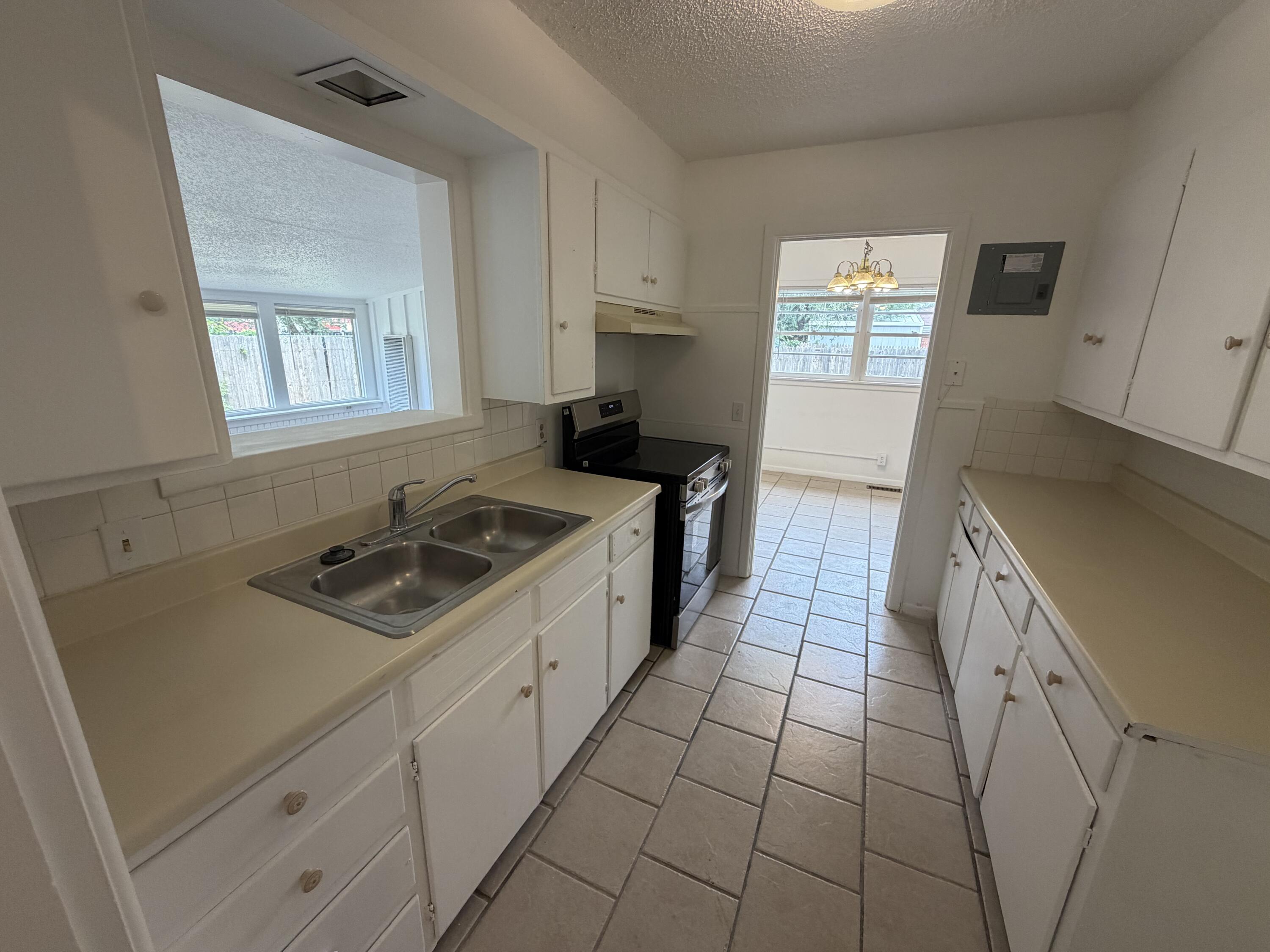 1336 60th Street Lubbock, TX 79412 - Photo 5 of 23 IMG_5064