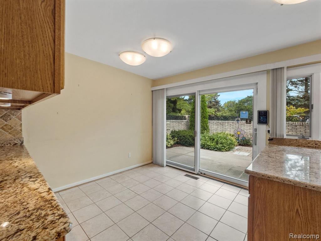 4748 South Valleyview Road West Bloomfield, MI 48323 - Photo 6 of 37