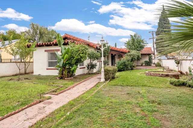 a view of a house with a yard