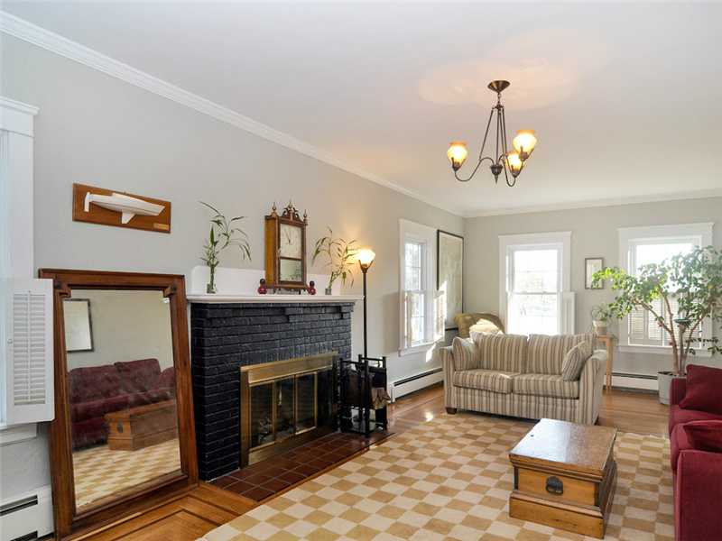 27 Chiswick Road Cranston, RI 02905 - Photo 13 of 25 Living Room.