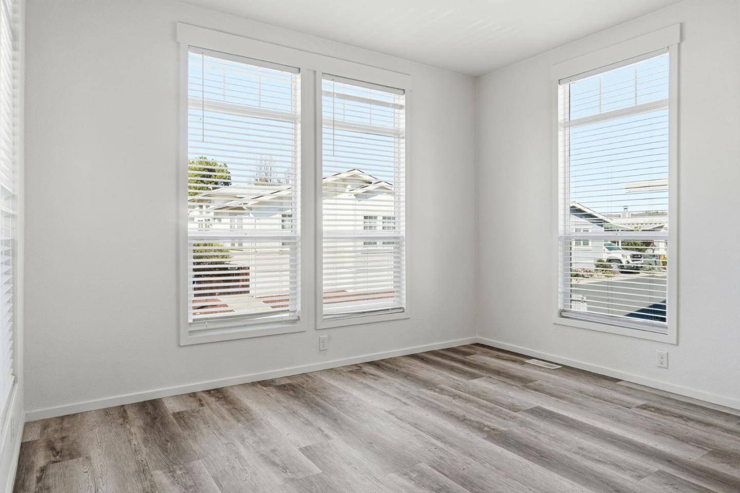 500 West 10th Street, Unit 140 Gilroy, CA 95020 - Photo 15 of 35 a view of empty room with wooden floor and fan