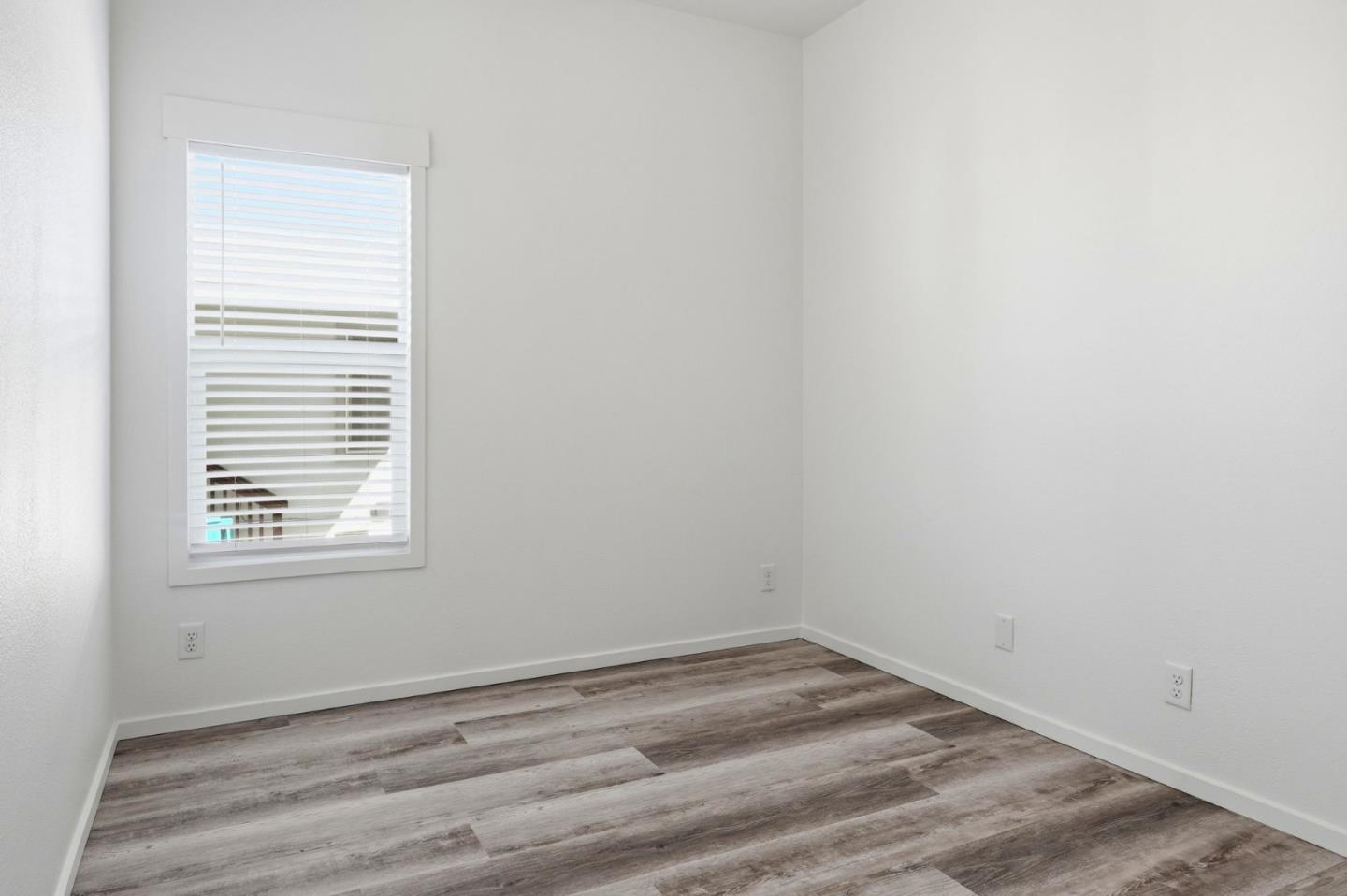 500 West 10th Street, Unit 140 Gilroy, CA 95020 - Photo 18 of 35 an empty room with a window