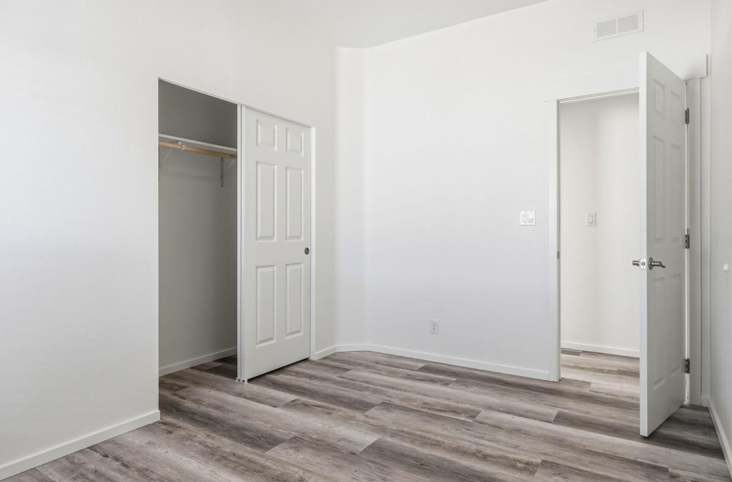 500 West 10th Street, Unit 140 Gilroy, CA 95020 - Photo 21 of 35 a view of a livingroom with wooden floor