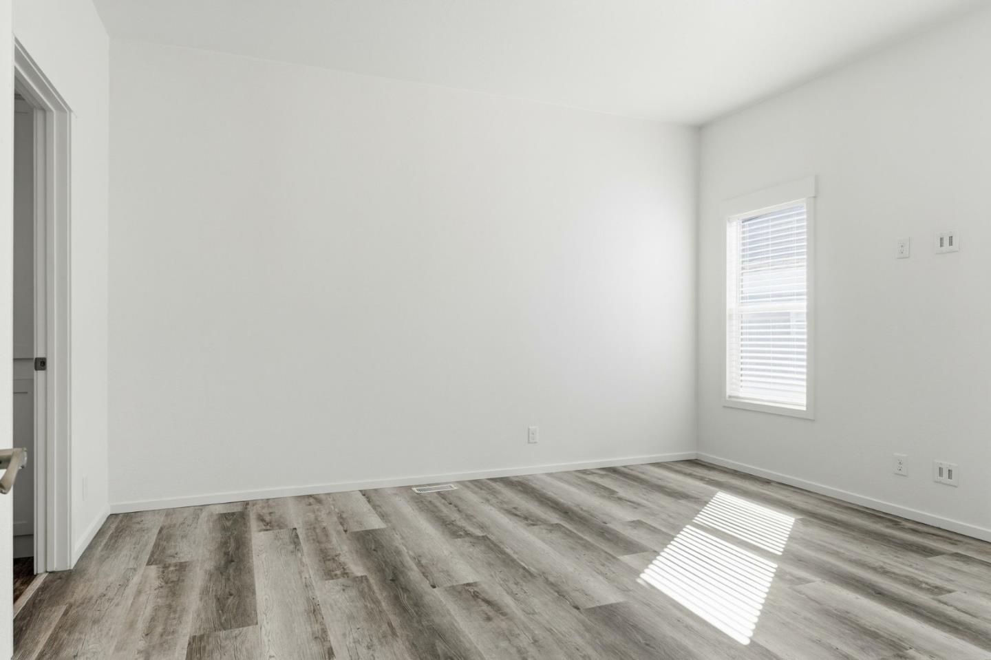 500 West 10th Street, Unit 140 Gilroy, CA 95020 - Photo 22 of 35 an empty room with a window