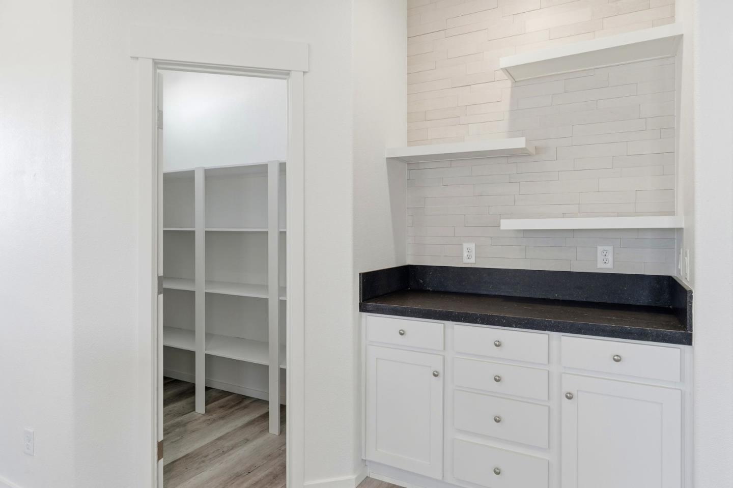 500 West 10th Street, Unit 140 Gilroy, CA 95020 - Photo 25 of 35 a view of cabinets and window
