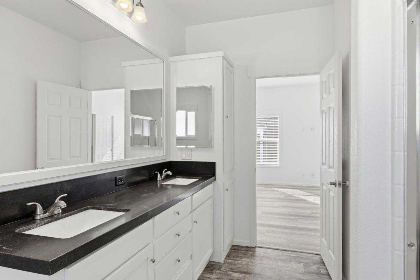 500 West 10th Street, Unit 140 Gilroy, CA 95020 - Photo 29 of 35 a bathroom with a sink and a mirror