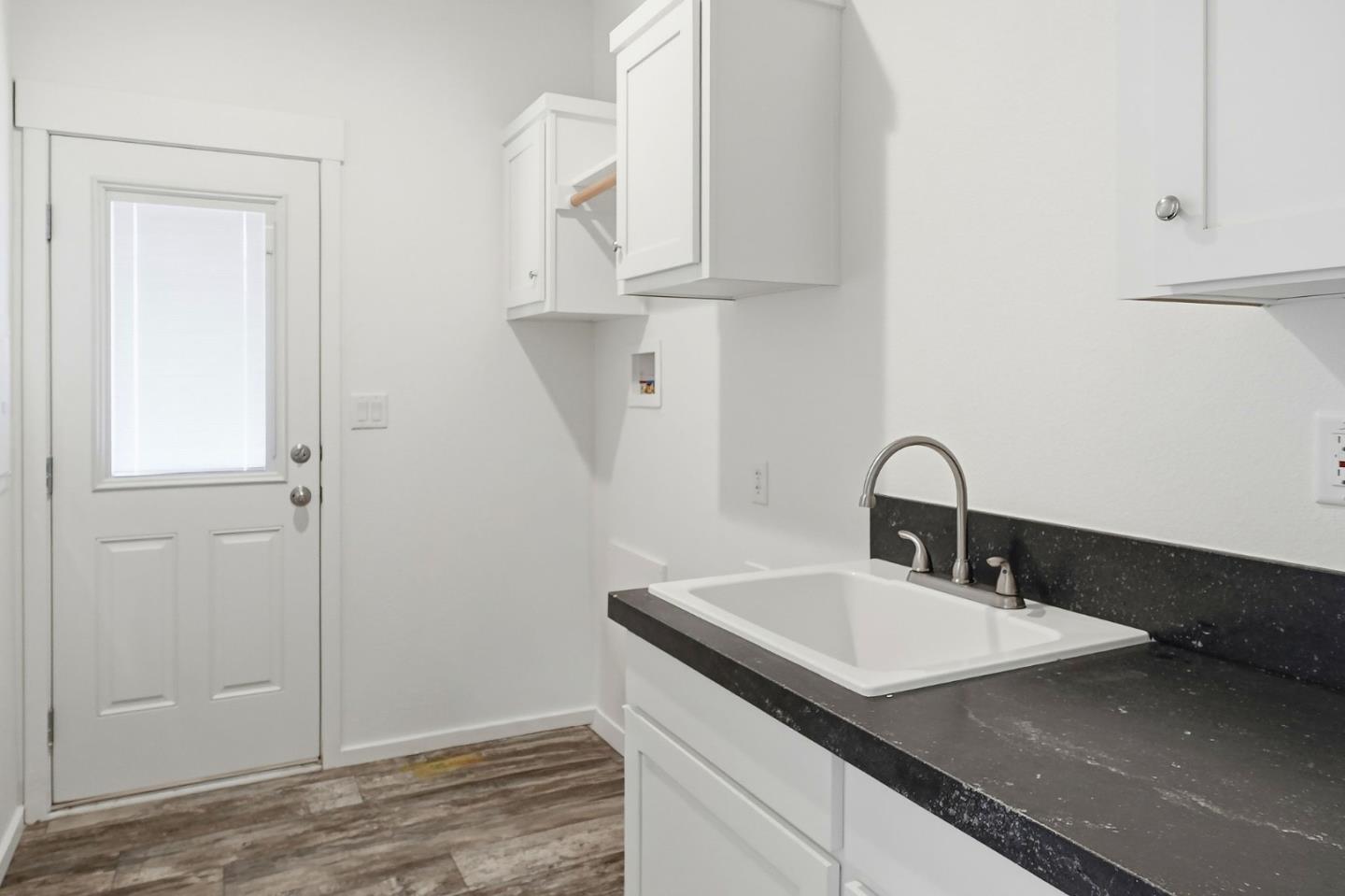 500 West 10th Street, Unit 140 Gilroy, CA 95020 - Photo 30 of 35 a bathroom with a sink and a mirror