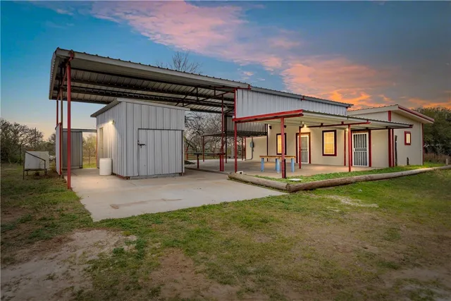 a view of back yard of the house