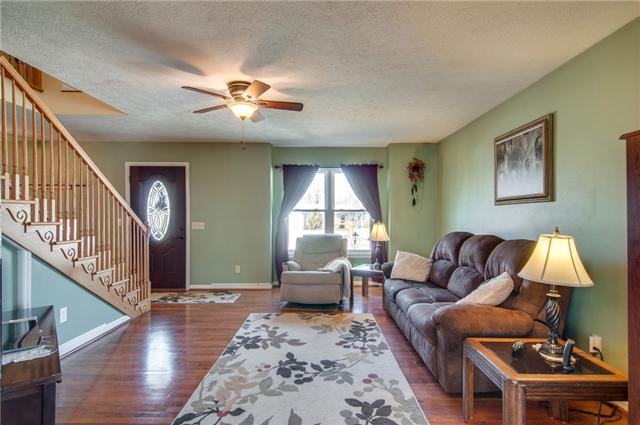 106 Pheasant Hollow Road Dickson, TN 37055 - Photo 4 of 19 Angle view in the living room