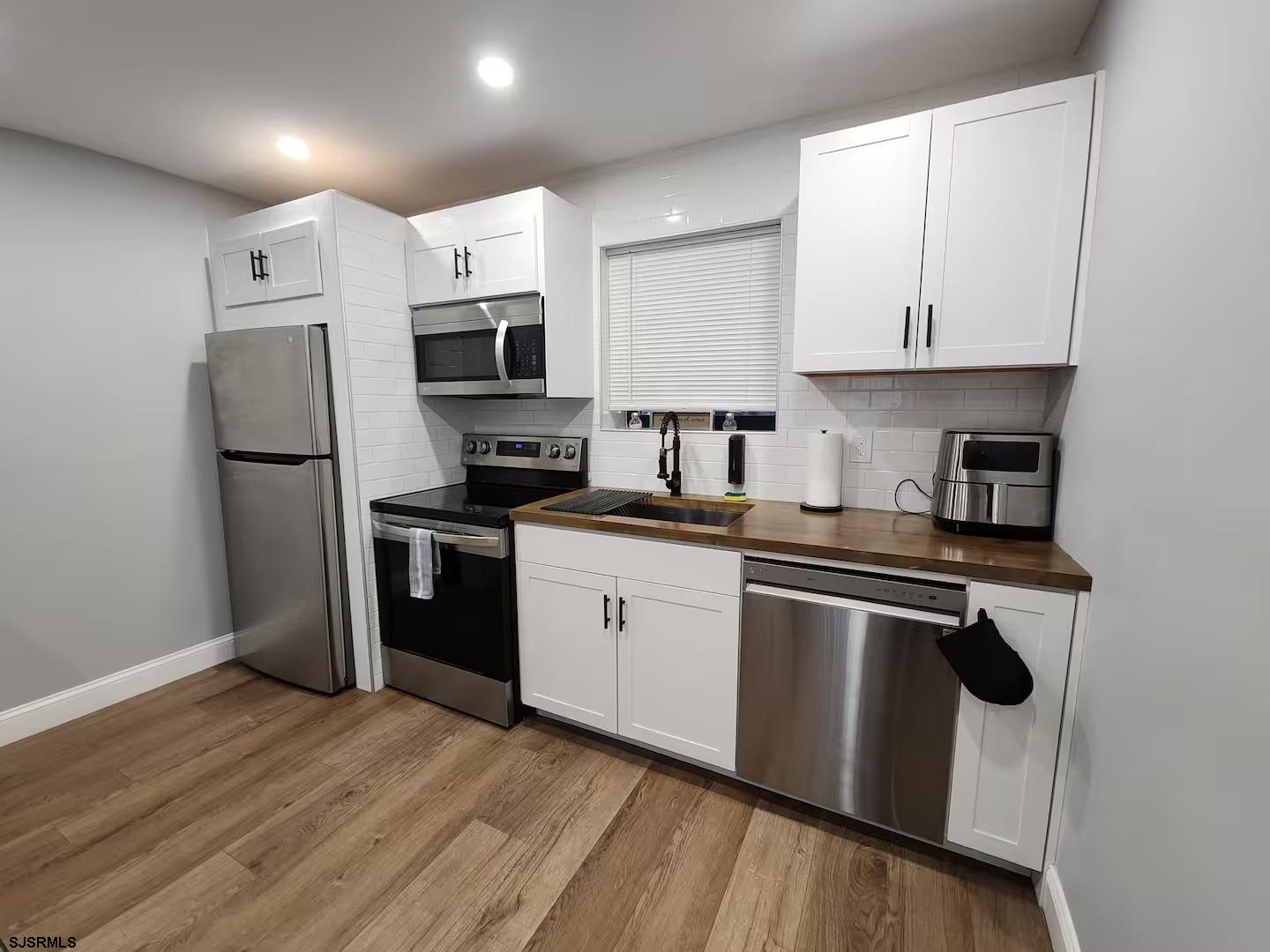 600 Pacific Avenue, Unit D102 Atlantic City, NJ 08401 - Photo 15 of 35 a kitchen with granite countertop a refrigerator stove and sink