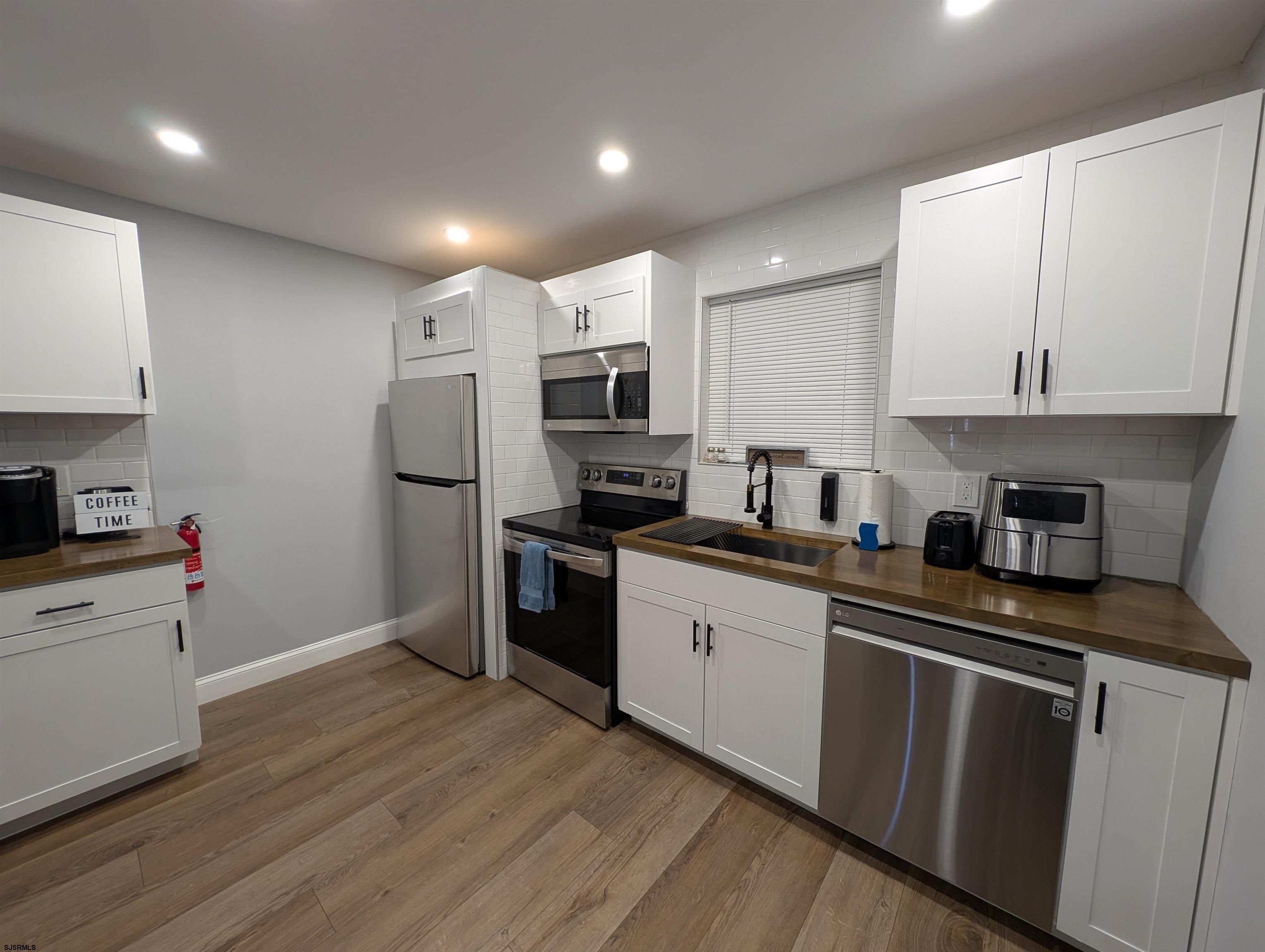 600 Pacific Avenue, Unit D102 Atlantic City, NJ 08401 - Photo 16 of 35 a kitchen with granite countertop a refrigerator stove top oven and sink