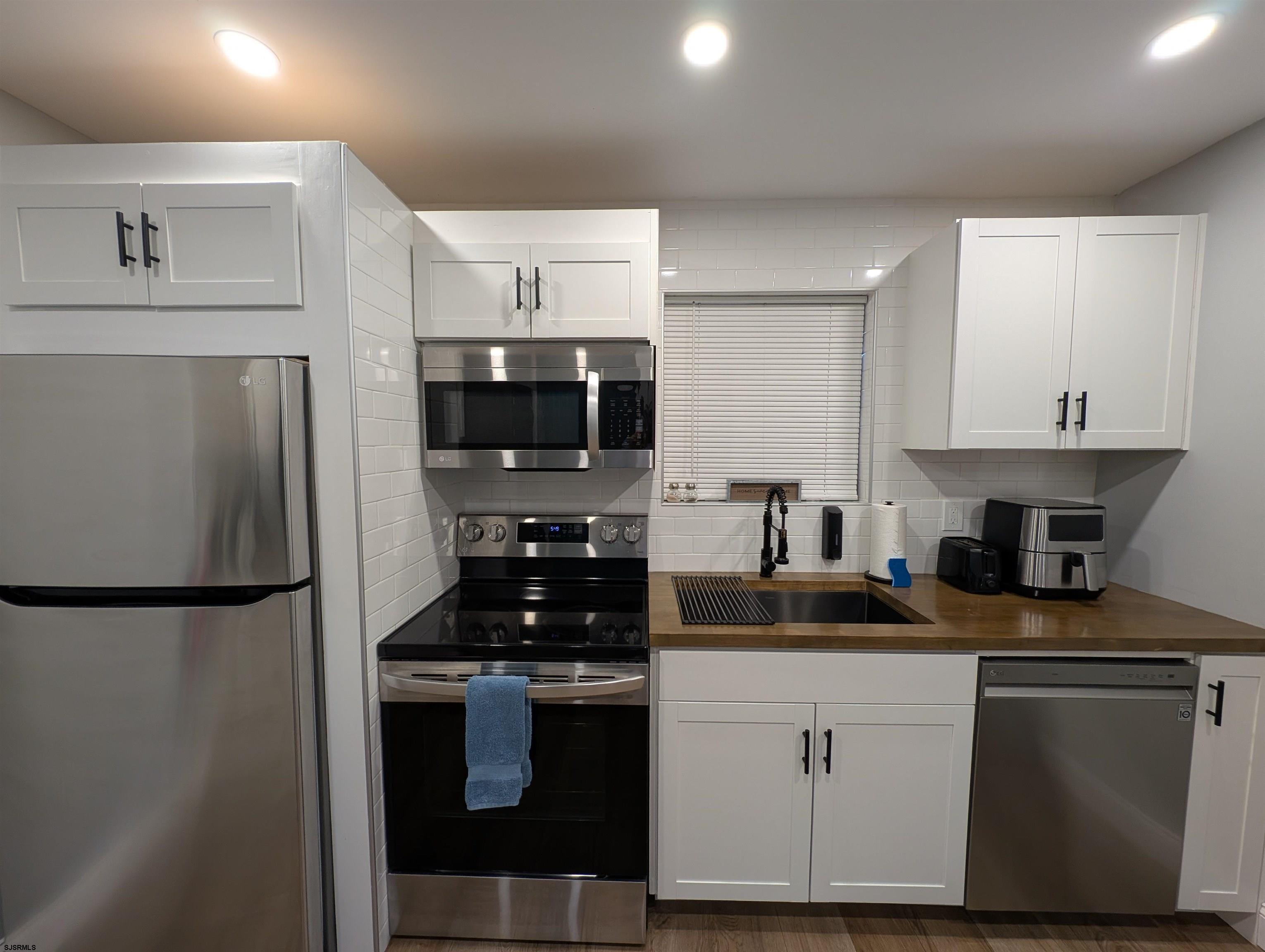 600 Pacific Avenue, Unit D102 Atlantic City, NJ 08401 - Photo 17 of 35 a kitchen with granite countertop a refrigerator stove and sink