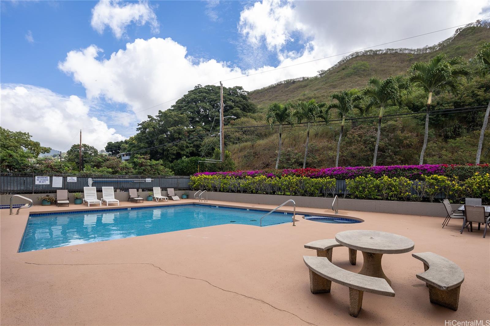 217 Prospect Street, Unit M1 Honolulu, HI 96813 - Photo 10 of 12 Pool on property, same level as the unit