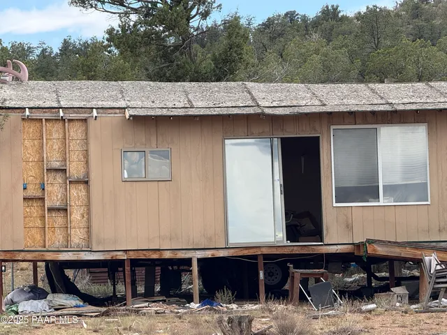 a view of a yard with trees in the background