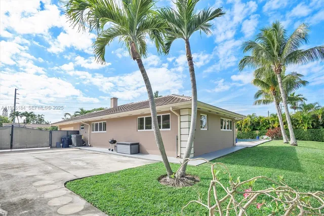 a front view of house with yard and porch