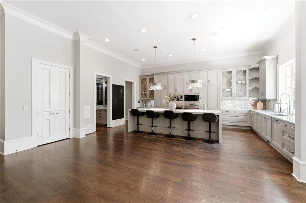 218 Londonberry Road Northwest Atlanta, GA 30327 - Photo 18 of 81