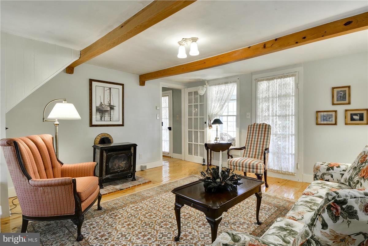 5387 Cassons Neck Road Cambridge, MD 21613 - Photo 3 of 22 Living Room