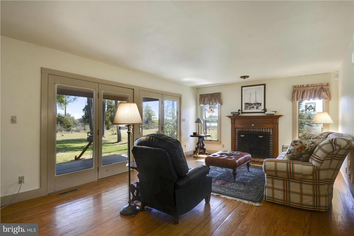 5387 Cassons Neck Road Cambridge, MD 21613 - Photo 9 of 22 Family Room