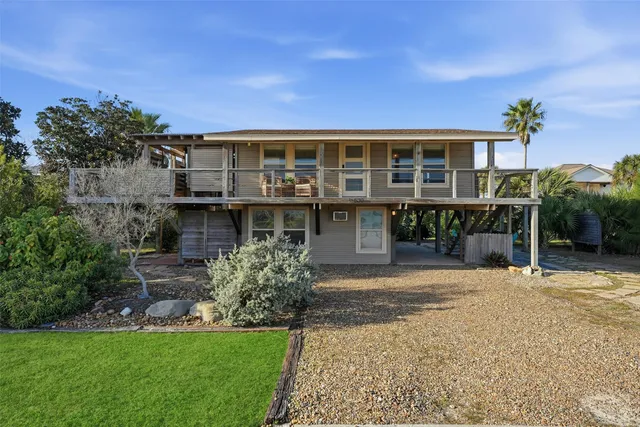 a view of a house with backyard and porch